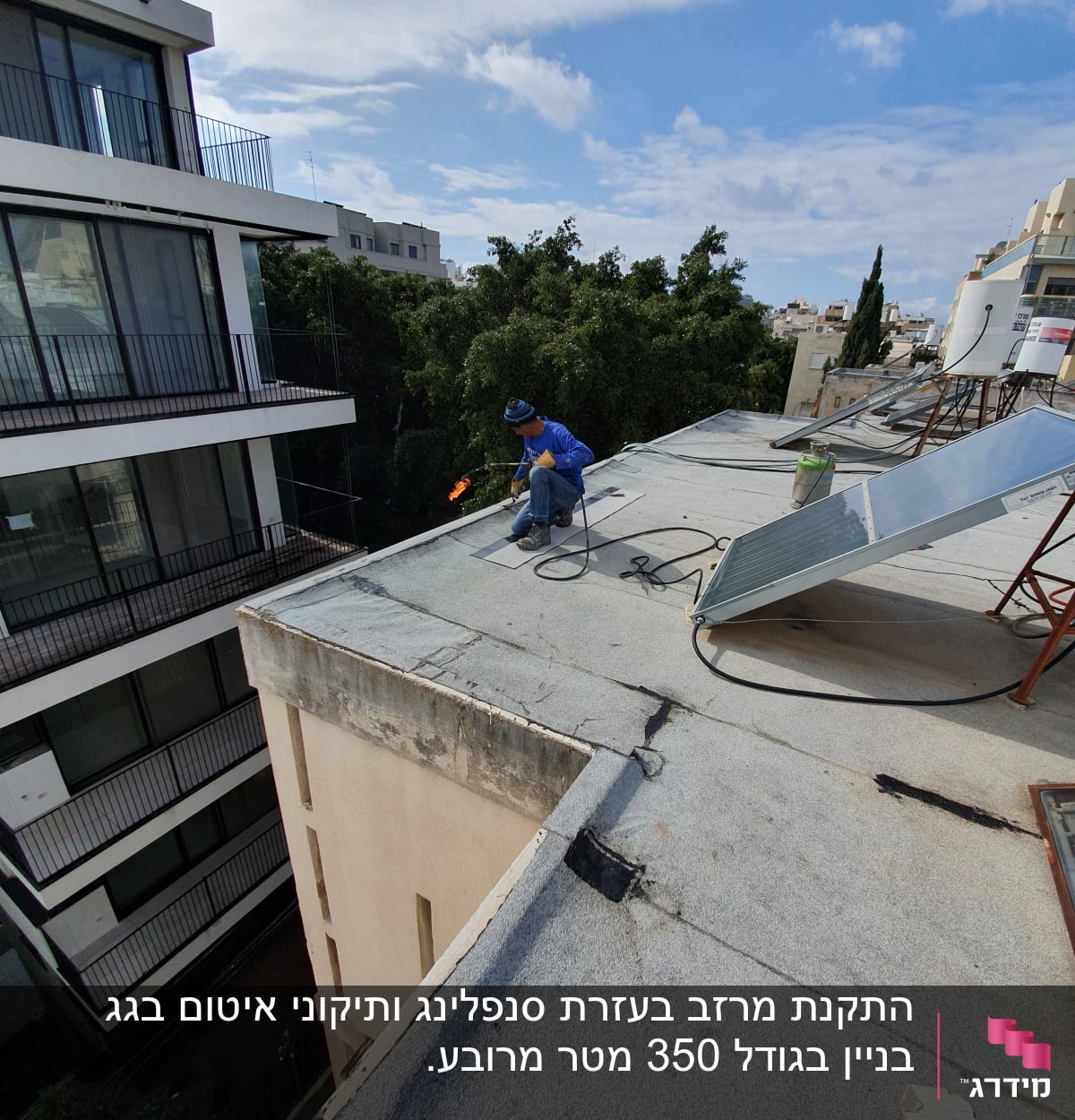 אדם עובד על גג עם מבער להלחמת יריעות